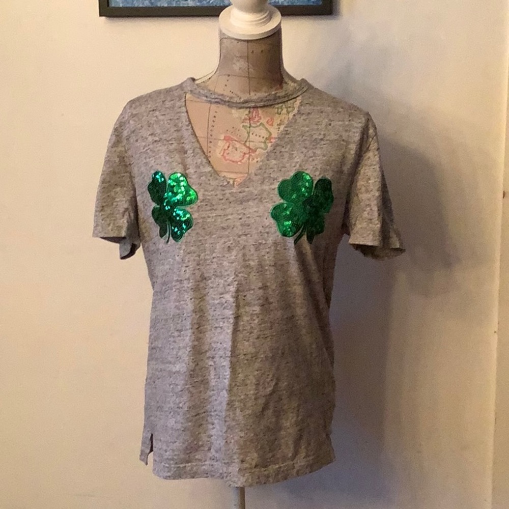 LIKE NEW SHORT SLEEVE VS PINK TEE